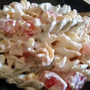 Салата со макарони, фета и пилешко филе