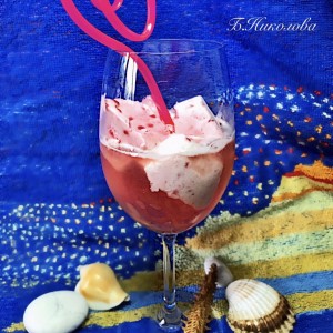 Летен коктел со розе и сладолед од малини