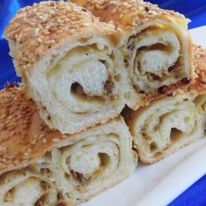 Старинско месено со праз и сирење