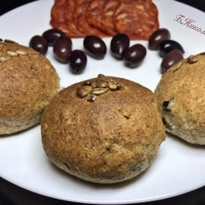 Интегрални лепиња со маслинки и сончоглед