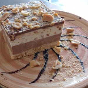 Сникерс чизкејк (без печење)