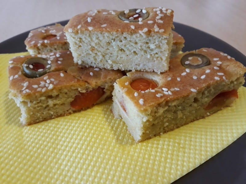 Проја со песто сос, чери домати и маслинки