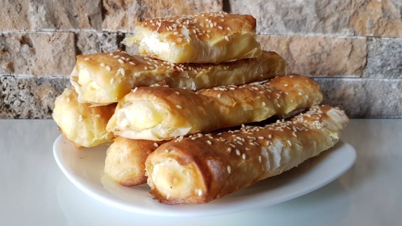 Ролнички со готови кори и изварка (урда)