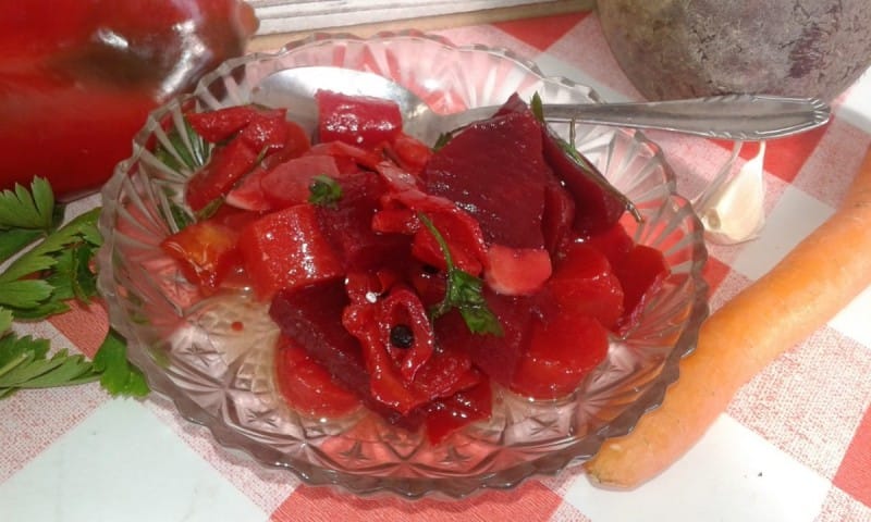 Салата со цвекло, морков и пиперки (зимница)