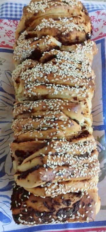 Pull apart леб со песто од суви домати и магдонос