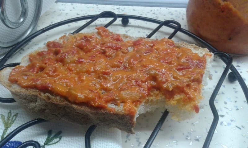 Ајвар со црвени пиперки и модар патлиџан