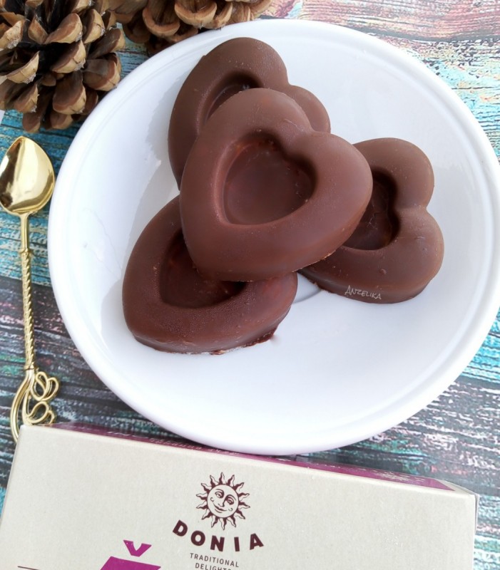 Чоколадни бонбони со желе и кокос