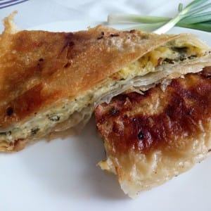 Пита од готови кори со урда и спанаќ