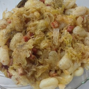 Њоки од компири со кисела зелка и сланина —Supfnedulen -Германска кујна