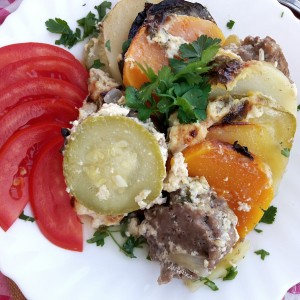 Тава со тиква, мелено месо и зеленчук 