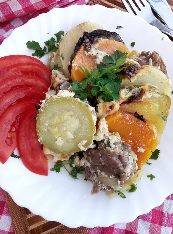 Тава со тиква, мелено месо и зеленчук 