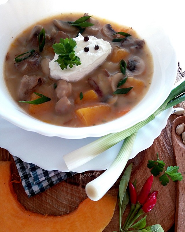 Тиква со месо и печурки во крем супа