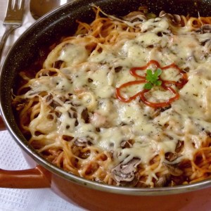 Потпечени шпагети со туна, доматен сос и кисели краставички