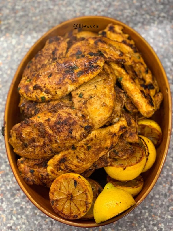Мариниран пилешки стек со лимон