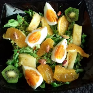  Слатко-кисела салата со марула, јајца,ананас и портокали