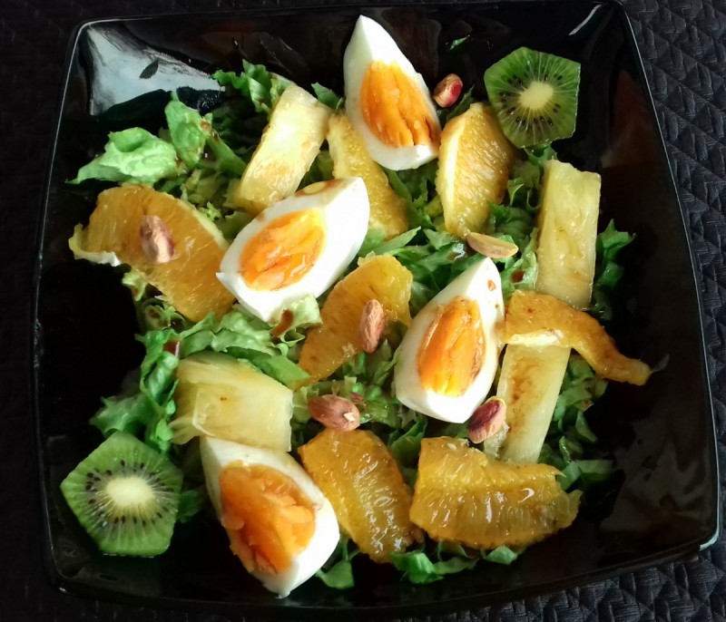  Слатко-кисела салата со марула, јајца,ананас и портокали