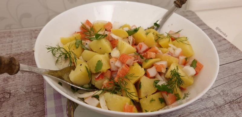 Мешана салата со компир и сурими стапчиња
