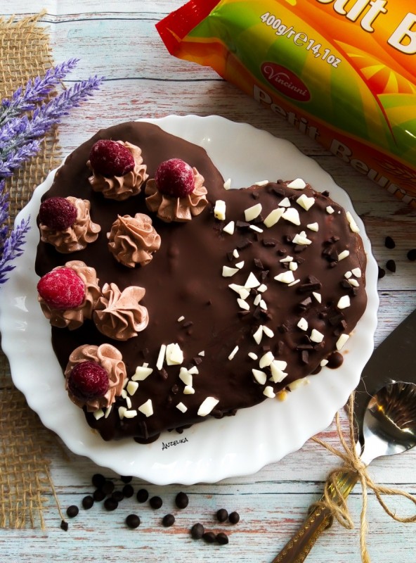 Брз чоколаден колач срце (без печење) 