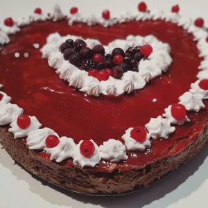 Срце чоколадна торта (без печење)