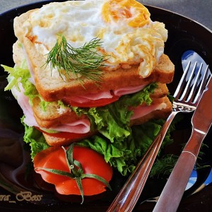 Ладен сендвич со јајце на око 