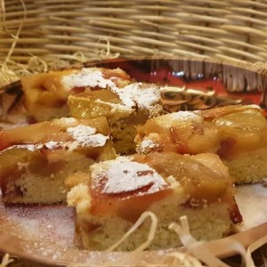 Јаболков колач со бадеми