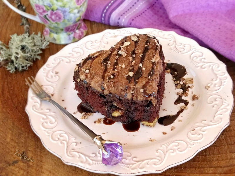 Чоколаден колач со фил од вафли-наполитанки