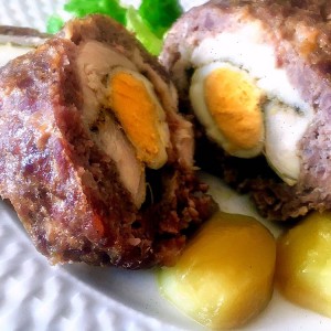 Ролат од мелено месо со пилешки стек и јајца