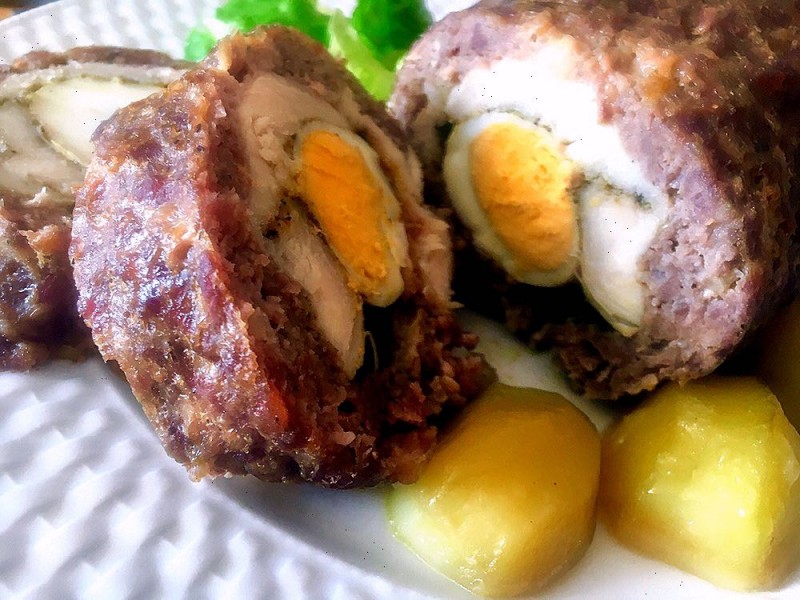 Ролат од мелено месо со пилешки стек и јајца