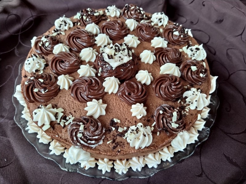 Чоколадна торта со крем 