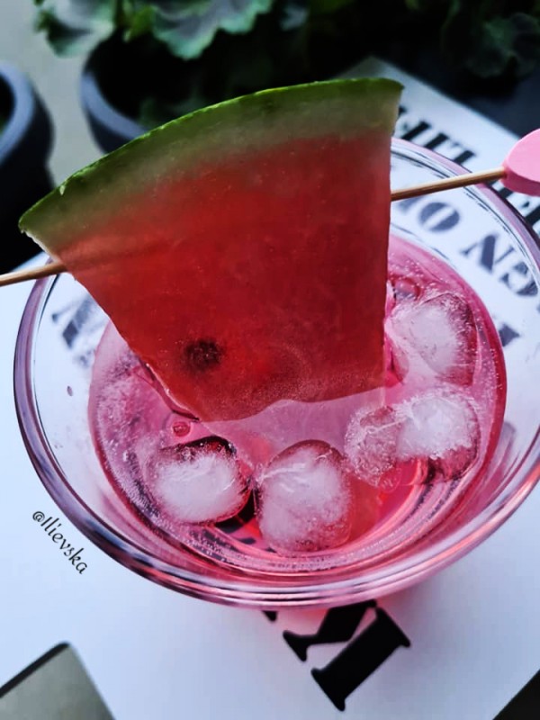 Летен коктел со водка и лубеница