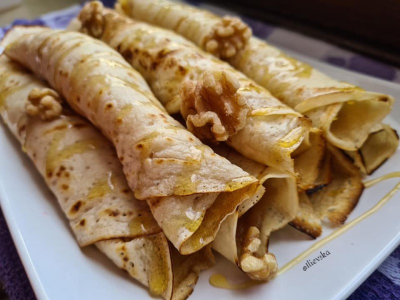 Палачинки со полнеж од мед и бадеми (посно)