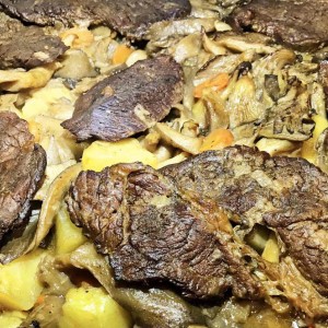 Тава со телешко, печурки и компир