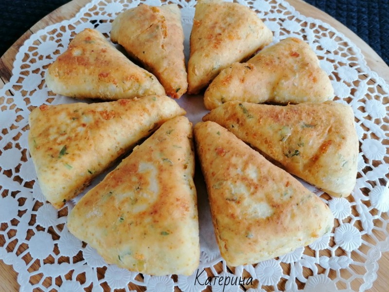 Триаголник пирошки со сирење и рукола