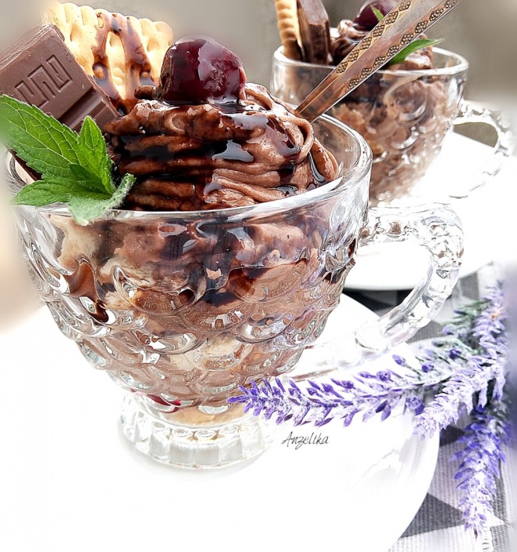 Чоколаден десерт со вишни и ликер