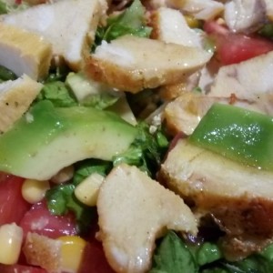 Мексиканска салата со пилешко месо и авокадо