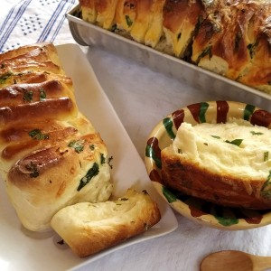 Леб на парчиња со лук, магдонос и биено сирење