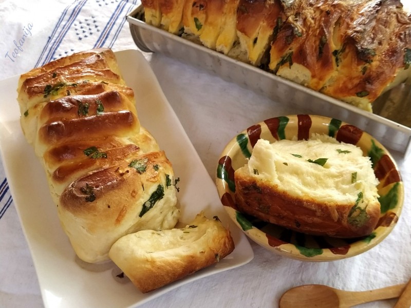 Леб на парчиња со лук, магдонос и биено сирење