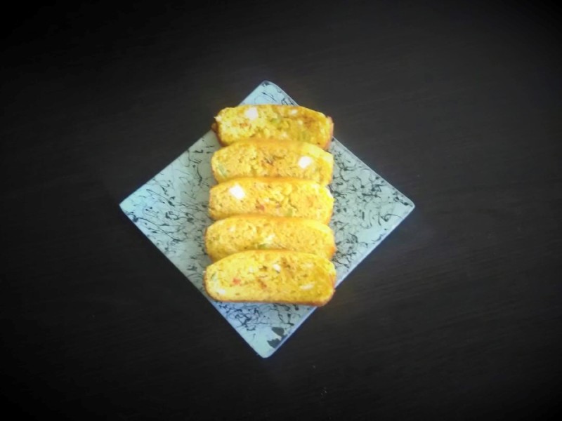 Пикантен колач со сирење, пиперки и лук