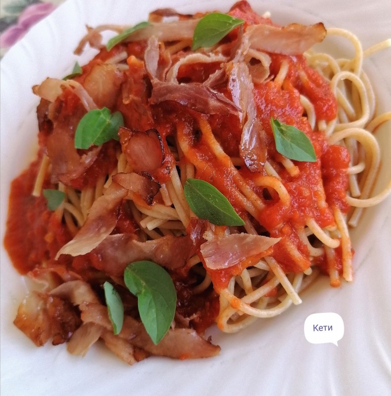 Шпагети во сос од домати со босилек и свински, чаден пршут