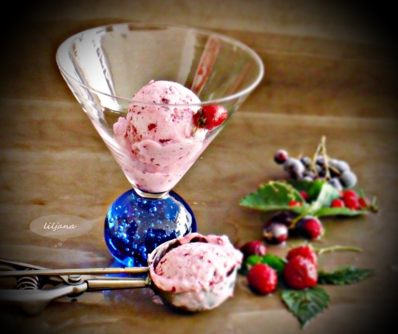 Овошен сладолед со кисела и слатка павлака