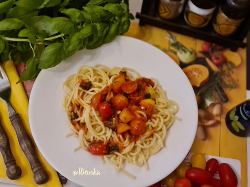 Брзи шпагети со босилек и шери домати