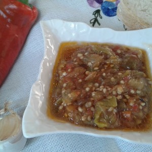 Толчен пинџур со пиперки, модри и црвени домати