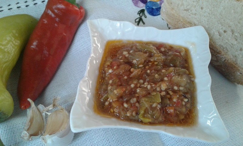 Толчен пинџур со пиперки, модри и црвени домати