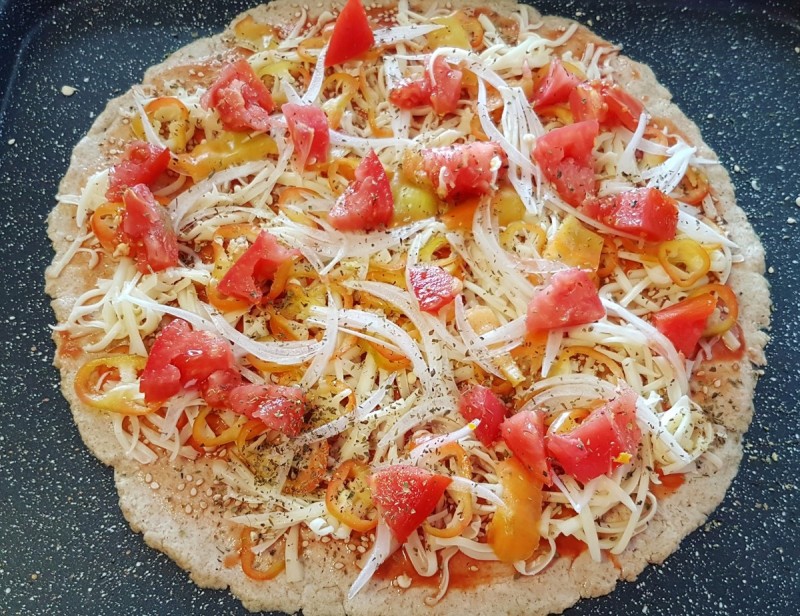 Интегрална пица со пиперки, домат и кашкавал
