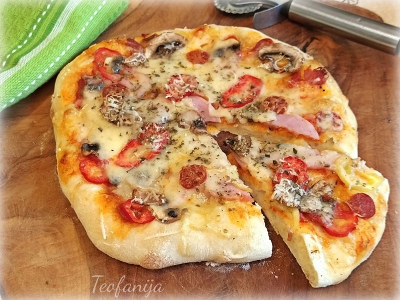 Пикантна пица со кулен и ајвар