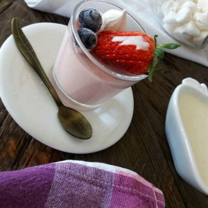 Баварски крем со јагоди и салса јогурт