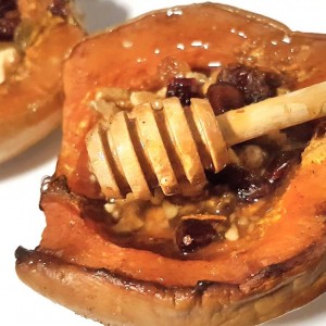 Ароматична печена тиква со мед, ореви и сушени плодови