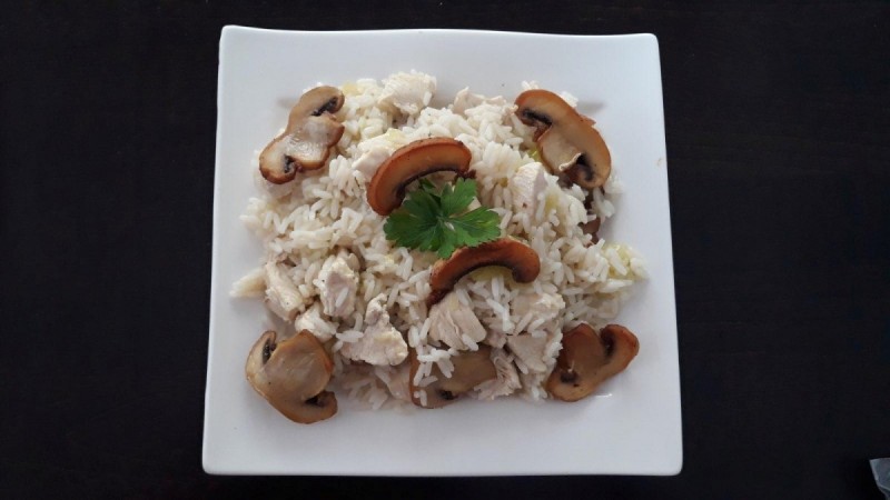 Варен ориз со пилешко, тиквичка и шампињони