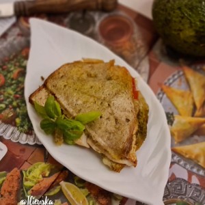 Тостиран сендвич со моцарела и пилешки стек