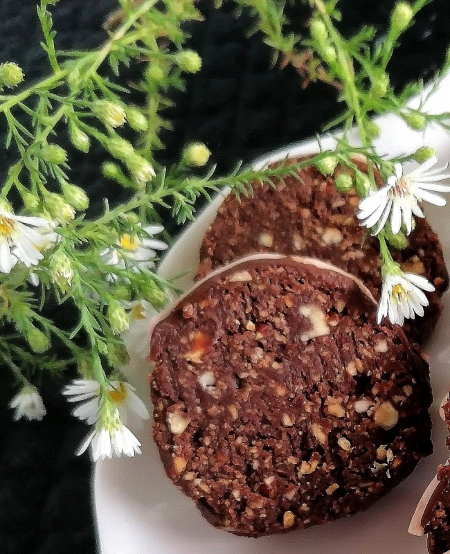 Чоко ролат со наполитанки и лешници (без печење)